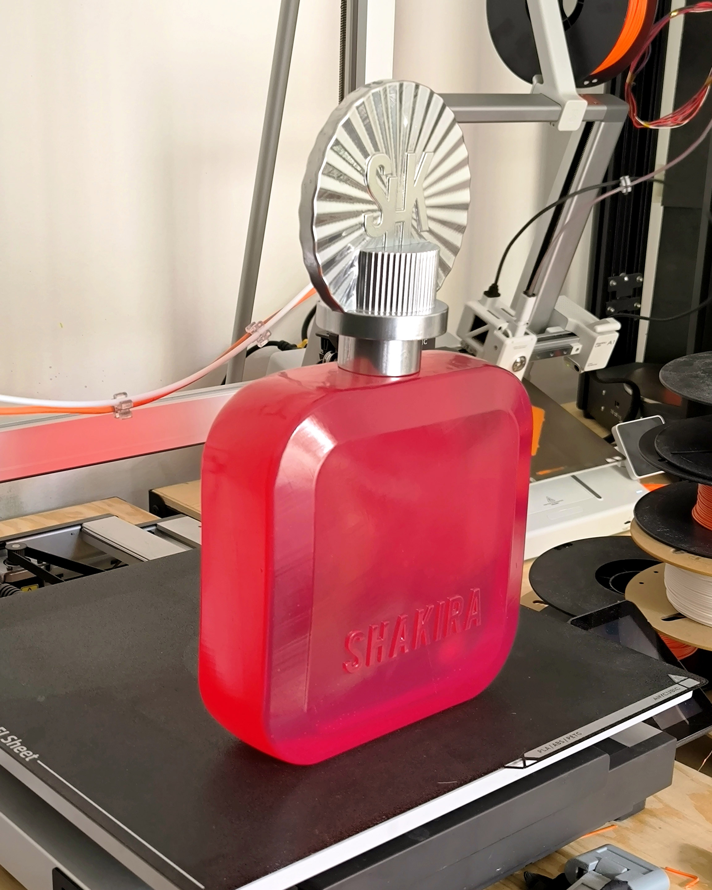 Botella de perfume Shakira en resina translúcida roja para exhibición de lanzamiento