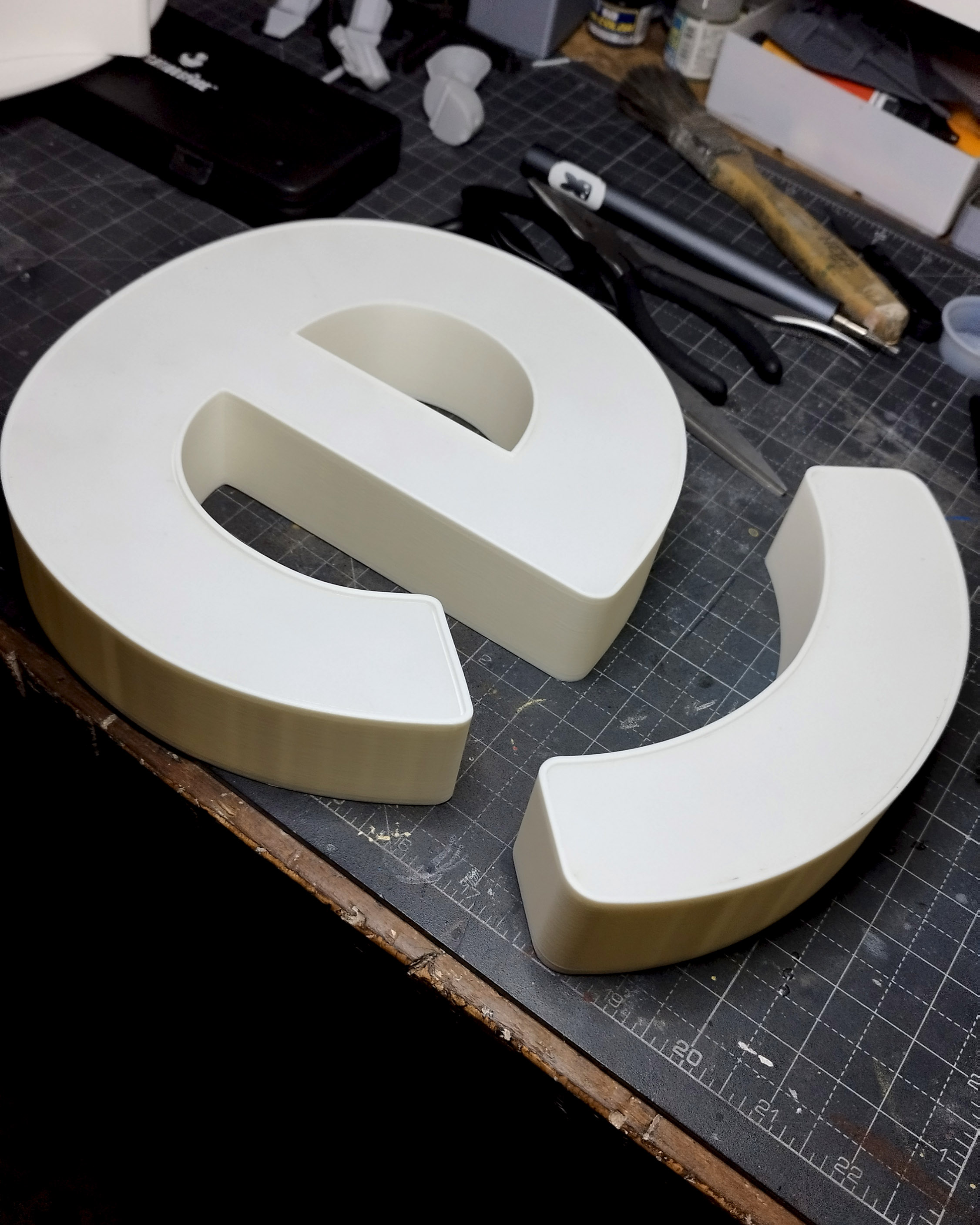 Letras volumétricas en filamento FDM y acrílico con corte láser