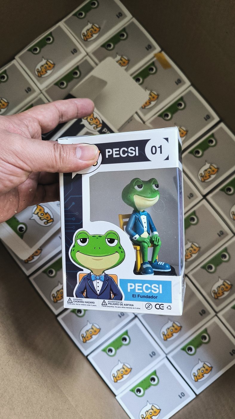 Figura coleccionable PECSI El Fundador en su caja, parte de una producción en serie con packaging personalizado