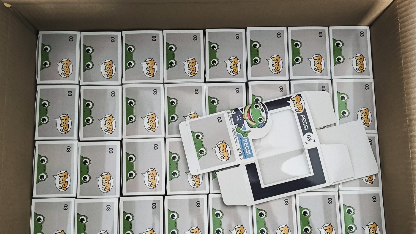 Producción de cajas personalizadas PECSI, con un troquel desplegado sobre la tirada embalada