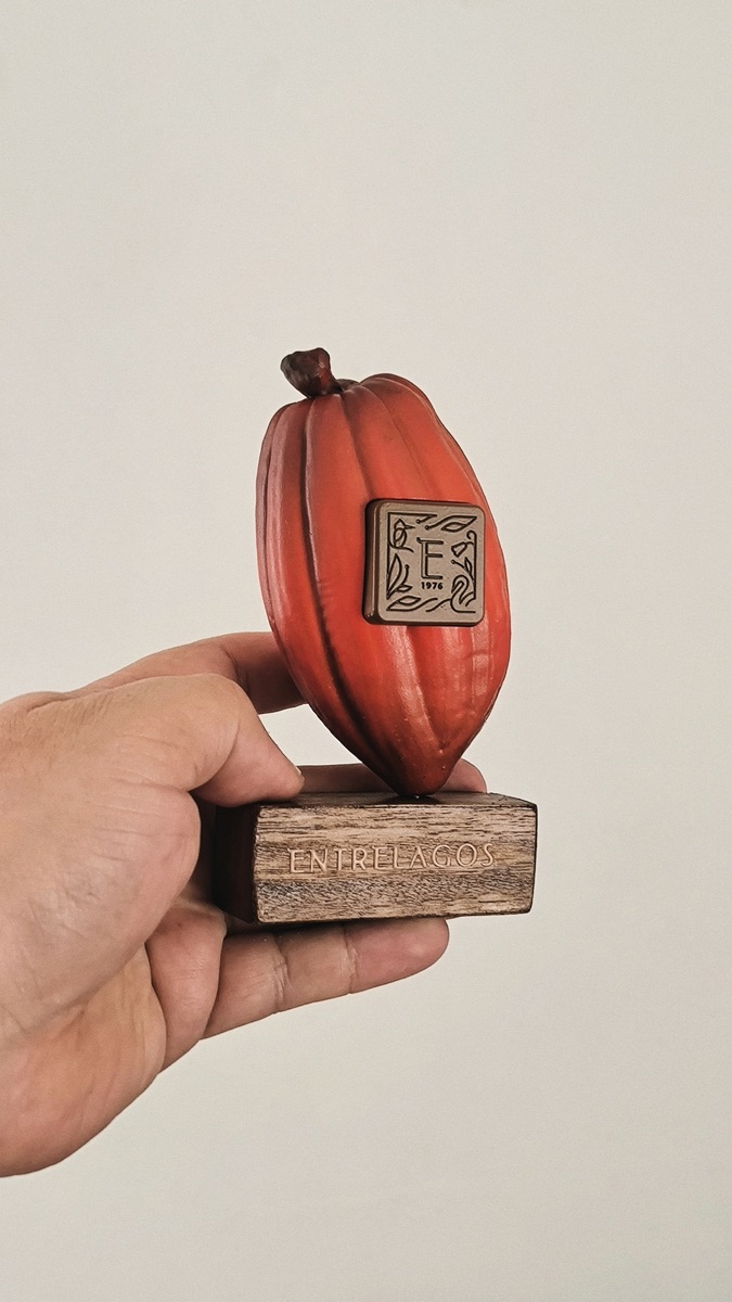 Detalle del cacao Entrelagos con placa grabada