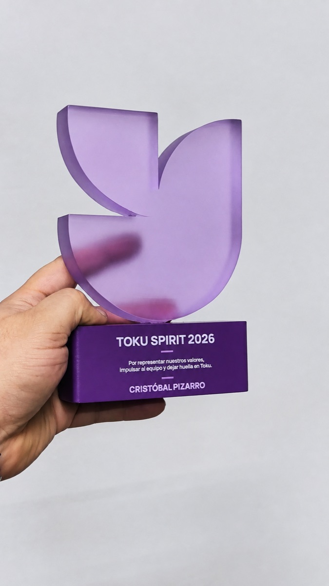 Galardón Toku Spirit 2026 en resina translúcida violeta sobre base grabada