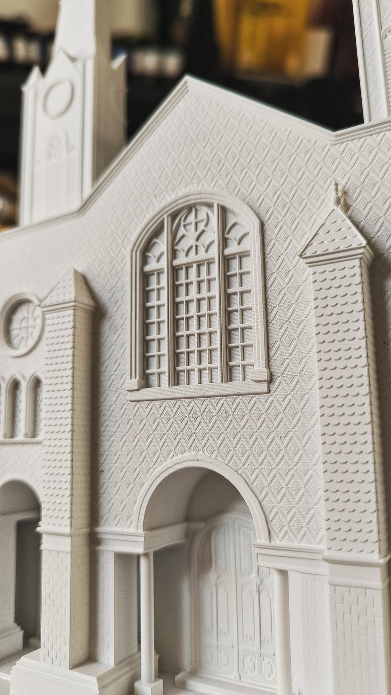 Maqueta arquitectónica de una fachada impresa en resina, con detalle de ventanales y texturas