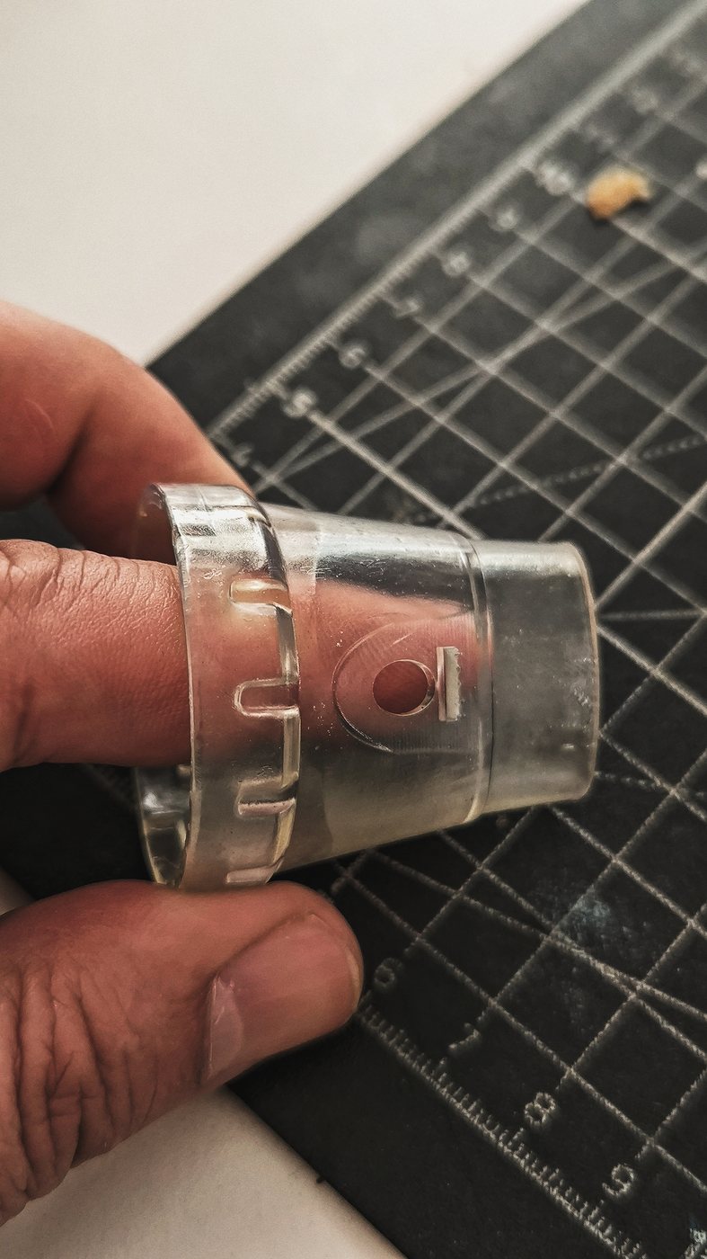 Pieza técnica impresa en resina transparente, con roscas y perforaciones