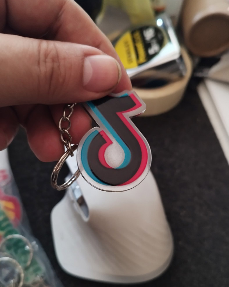 Llavero TikTok — acrílico con impresión a color